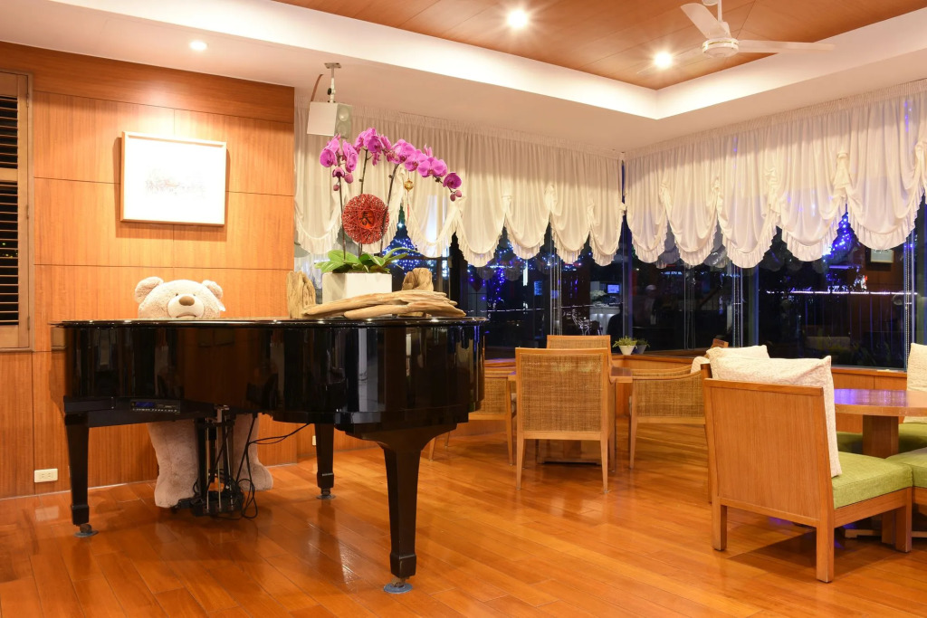 Honeymoon Hotel