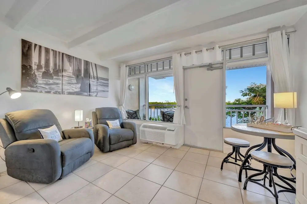 Sunset Suite Heated Pool Tennis Gym Balcony