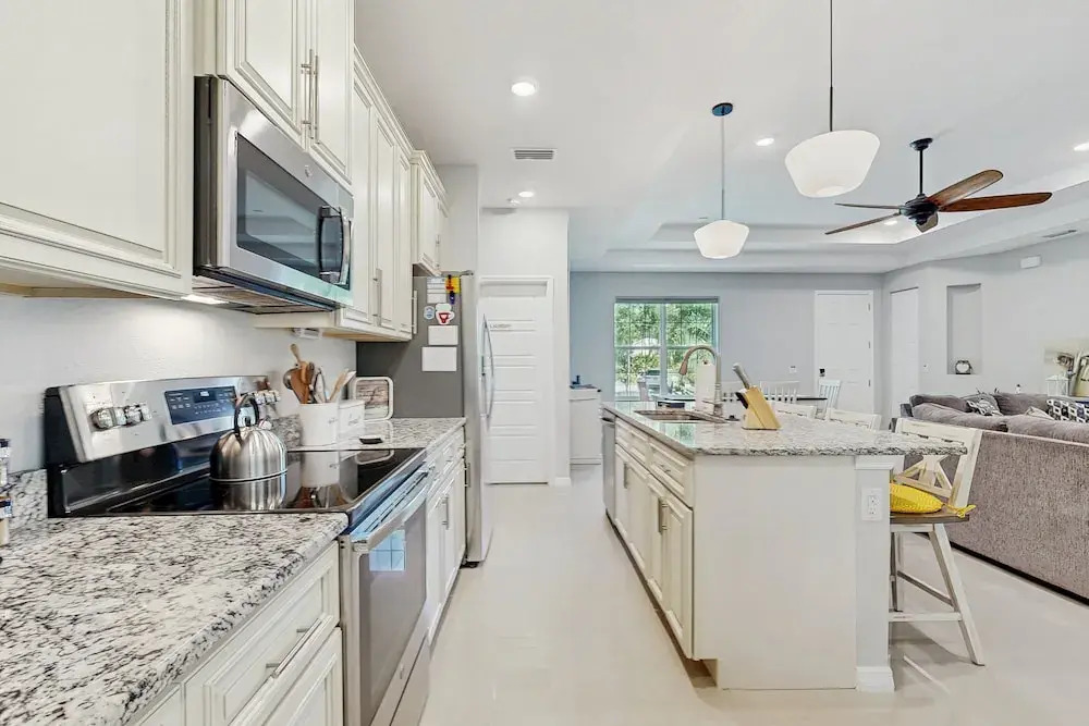 Spacious House With Private Covered Patio, Work Station, Full Kitchen and Grill