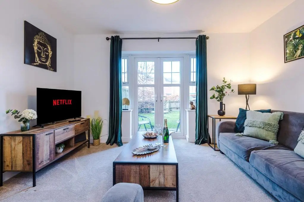 Modern 4-Bed Townhouse in Crewe by 53 Degrees Property, Ideal for Contractors & Business, FREE Parking - Sleeps 8