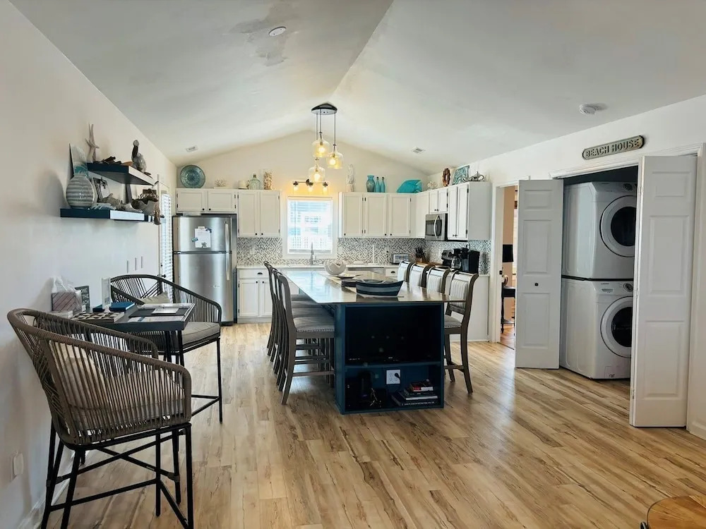 Blue Crab Cottage 4 Bedroom Home by RedAwning