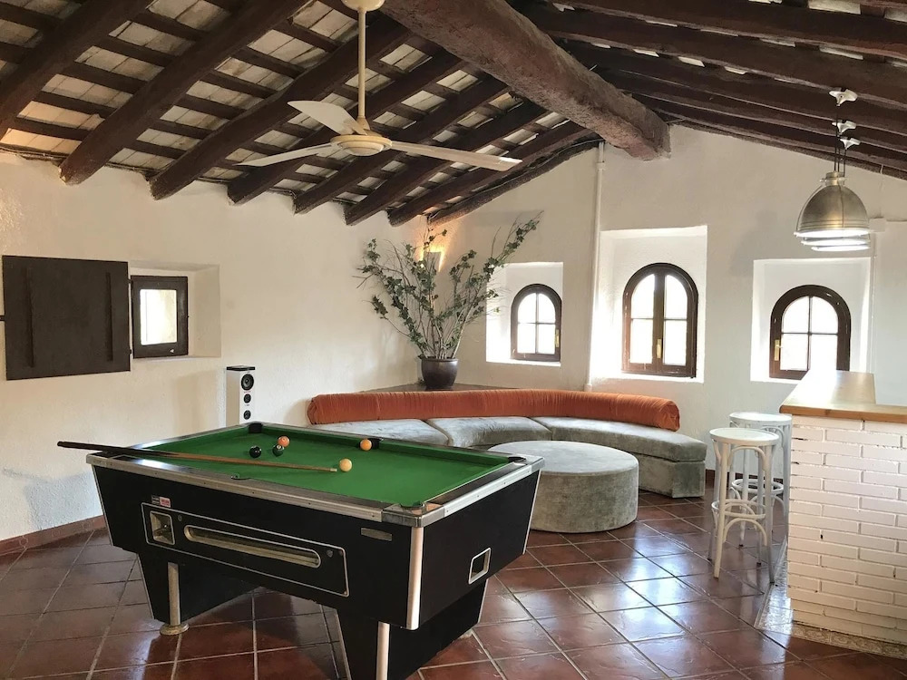 Spacious villa in Can Trabal with private pool and jacuzzi 980 m²