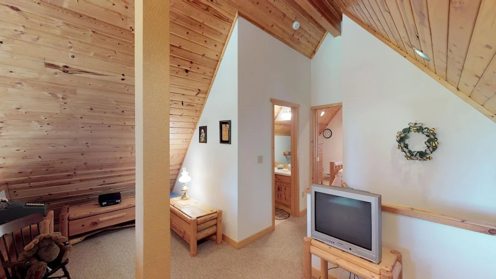 River Road Retreat Apartment 3 NW Comfy Cabins