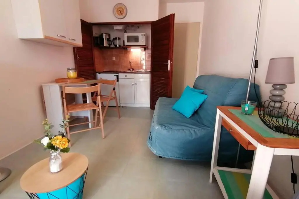 agréable studio avec terrasse à150m de la plage