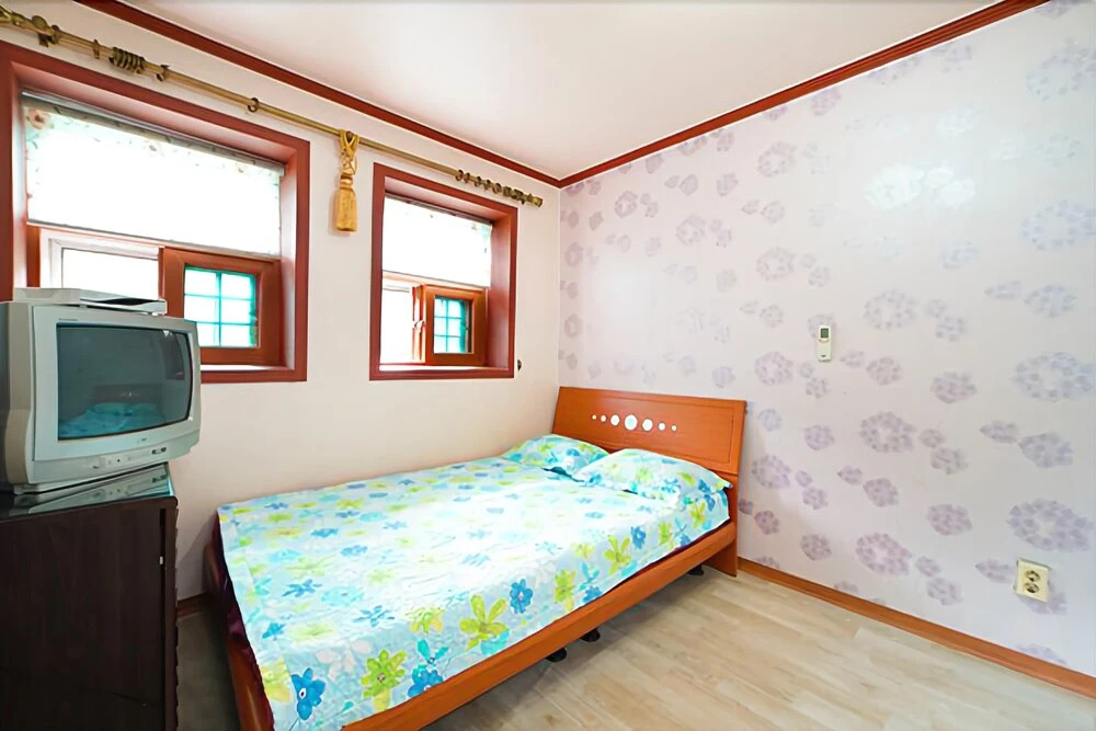 Hongcheon White House Pension