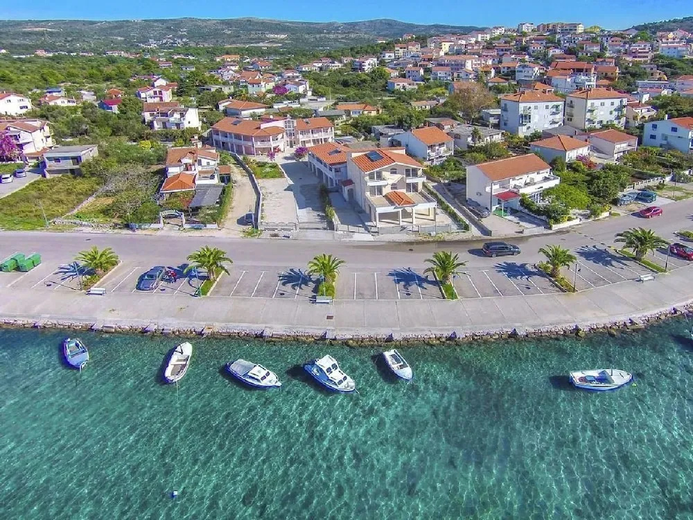 Apartments Tiho i Pave