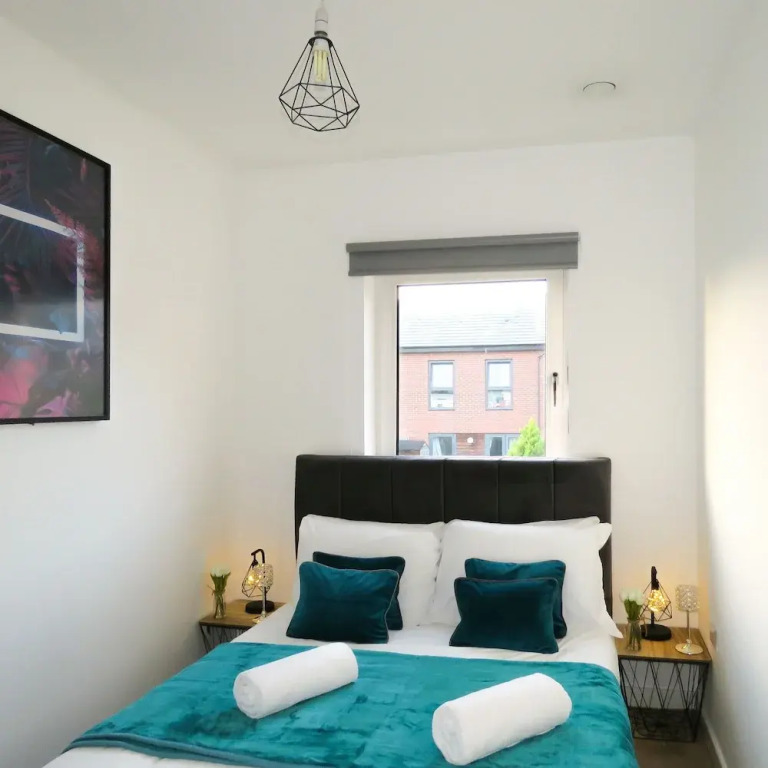 Tudors eSuites Private Garden & Garage