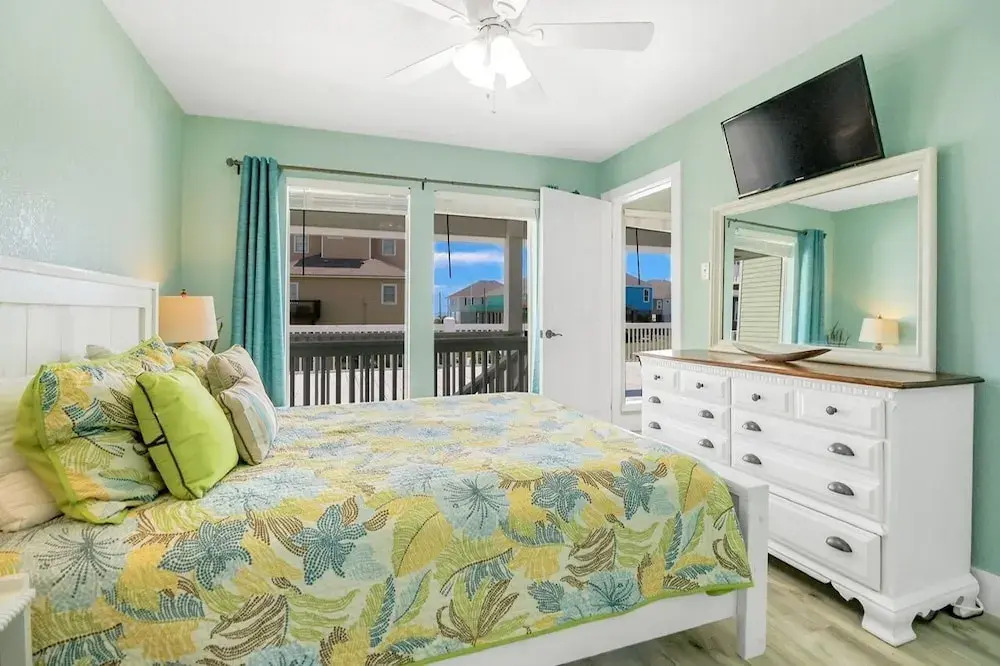 Always Sunny 3 Bedroom Home by RedAwning