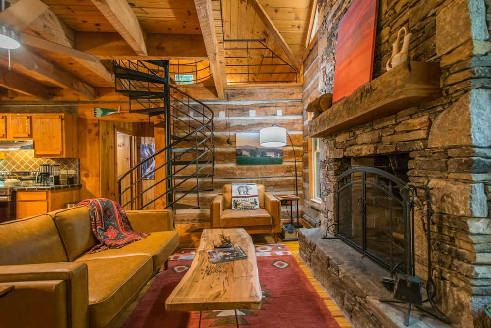 Epic 1BR Cabin w Outdoor Fireplace 5 Min to Town