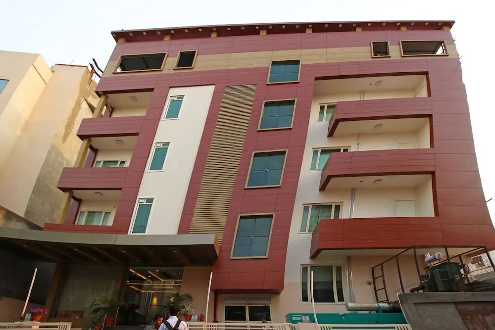 Capital O 4535 Hotel Uma Palace