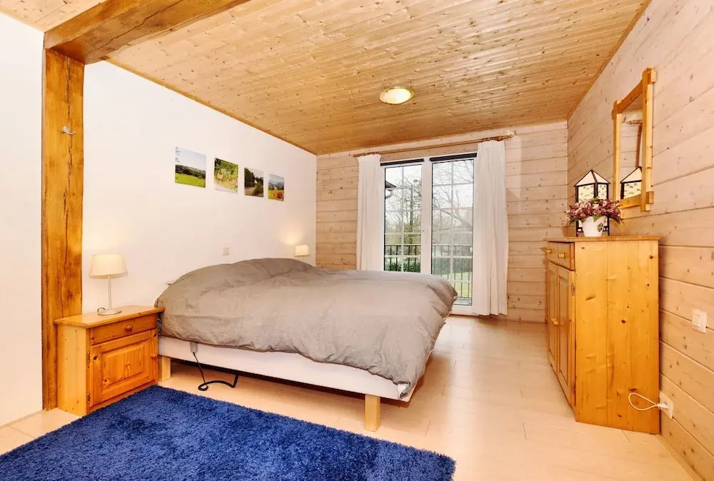 Cozy & Luxurious Chalet with Sauna, Hot Tub, Large Garden, Covered Terrace