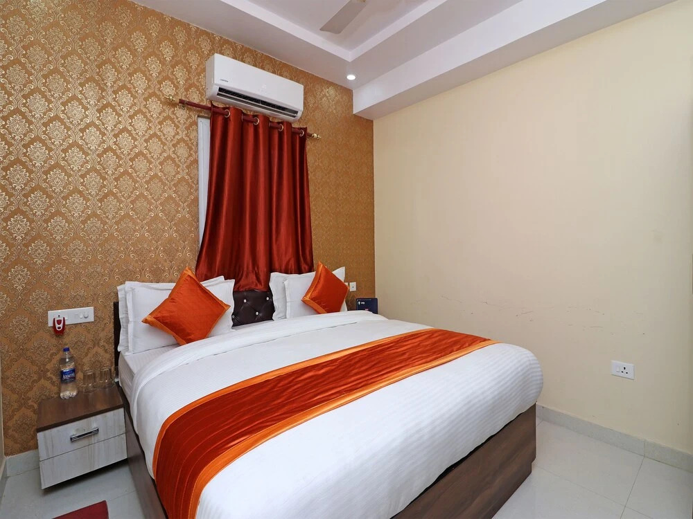 Collection O 13233 Grand Inn
