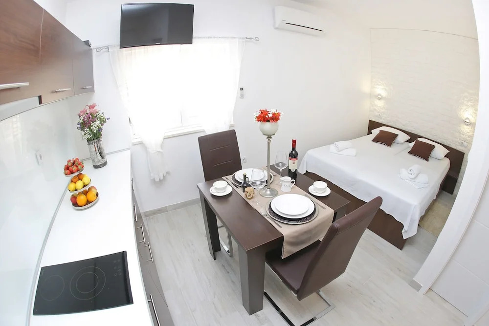 Deluxe MKC Apartments