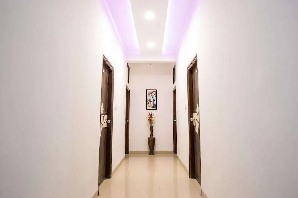 Hotel New Luxury Royale By OYO Rooms