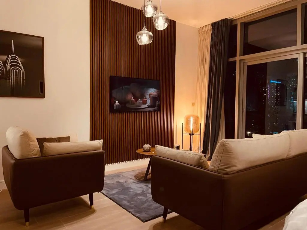 Luxury new apartment on the metro, facing Dubai marina.