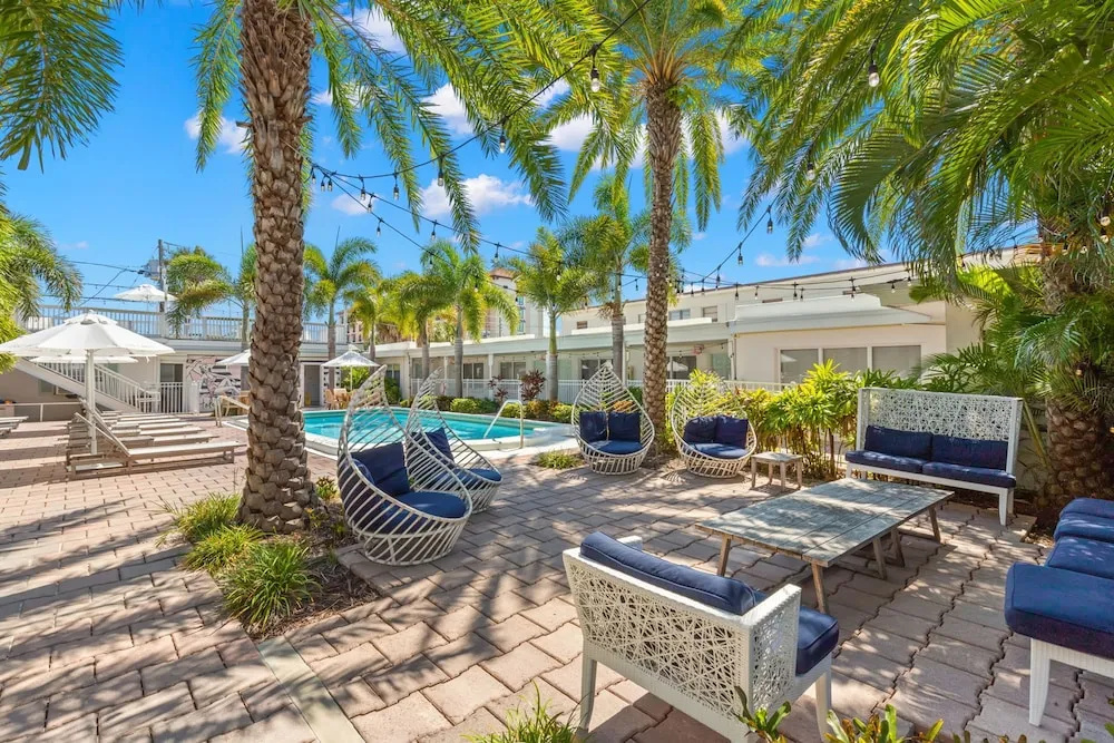 Cabana Condo Heated Pool, Steps to the Beach!