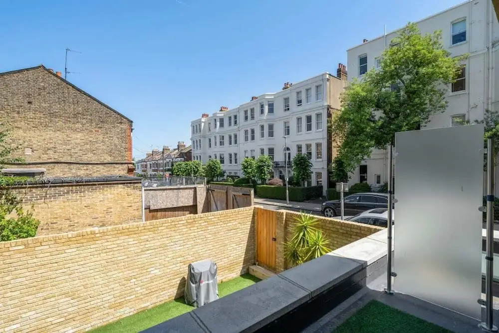 Designer 1-bed Flat W/juliet Balcony nr Wimbledon