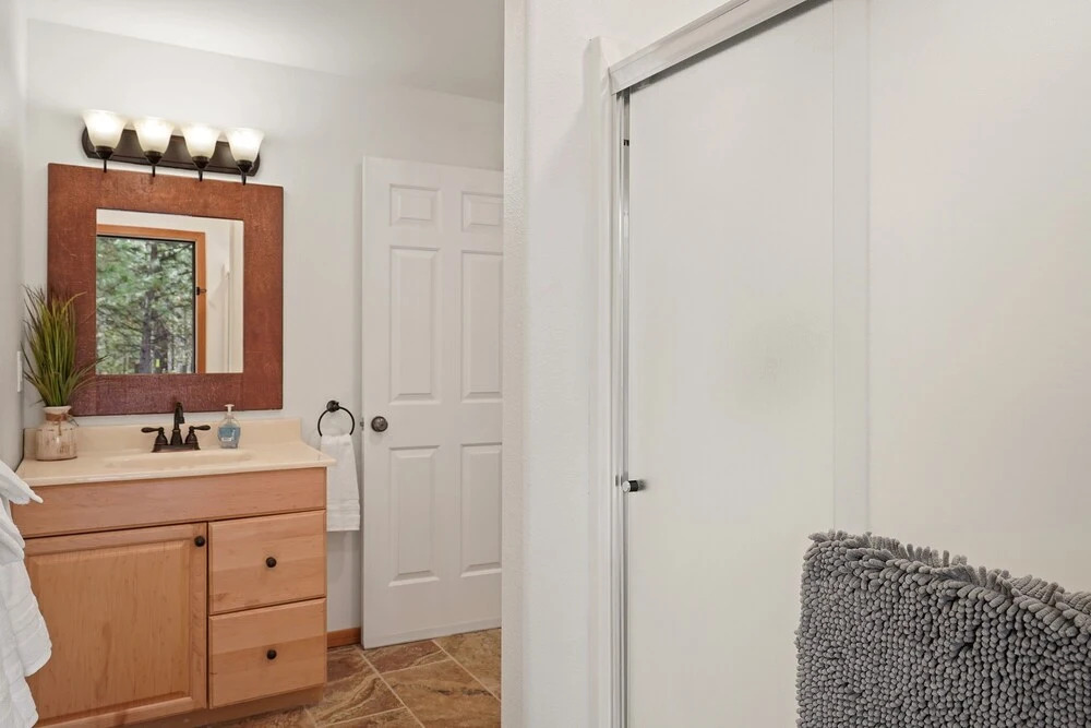 Super Coop 5 Bedroom Home by RedAwning, Bend