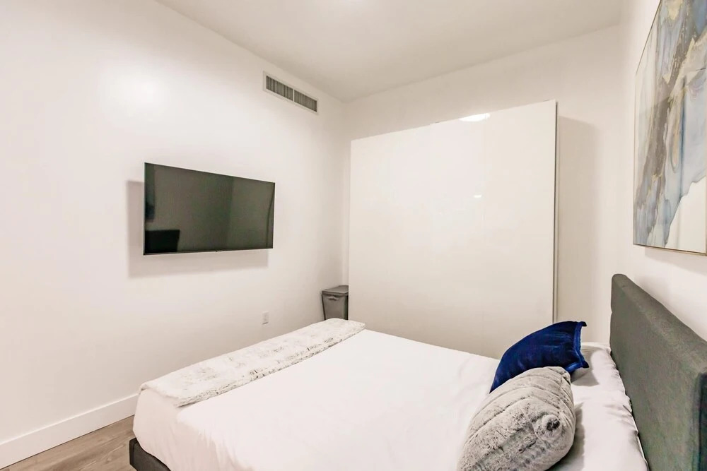Upscale Modern 2B Condo on the Beach