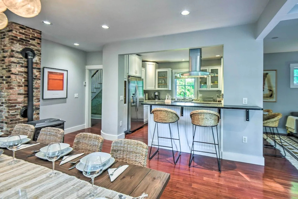 Hot Tub + Walk to Lakeside Dining: Meredith Home!