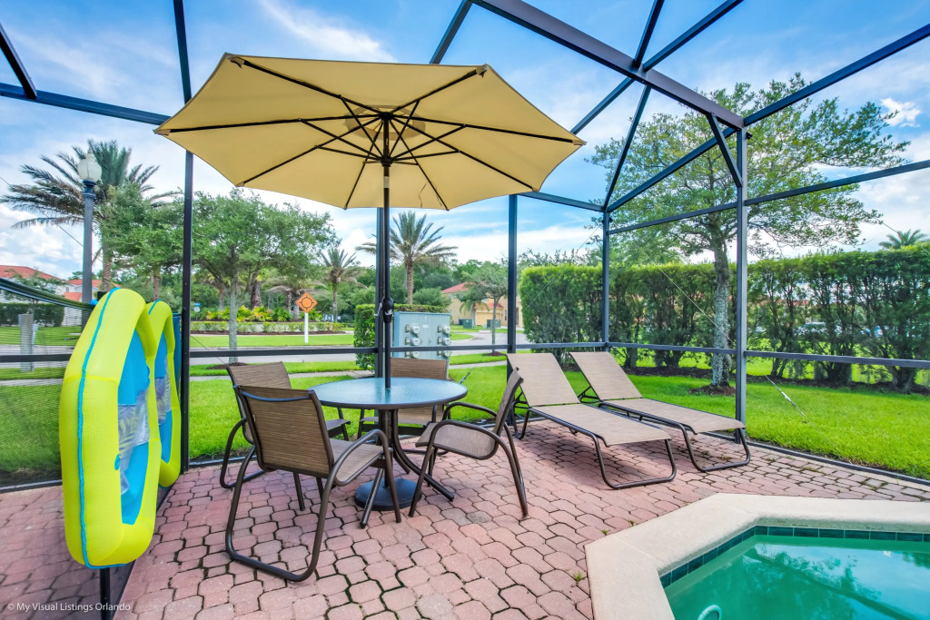 4 bed town home with full size pool Close to Disne