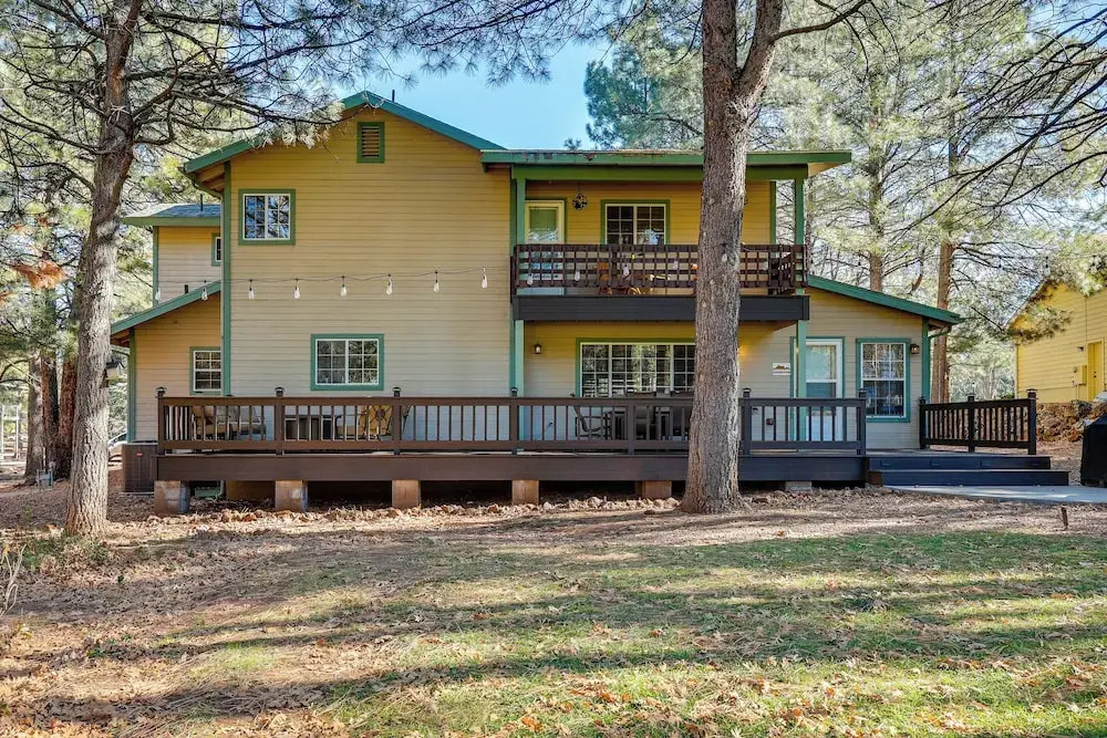4 Mi to Woodland Lake: 2-story Home w/ Grill