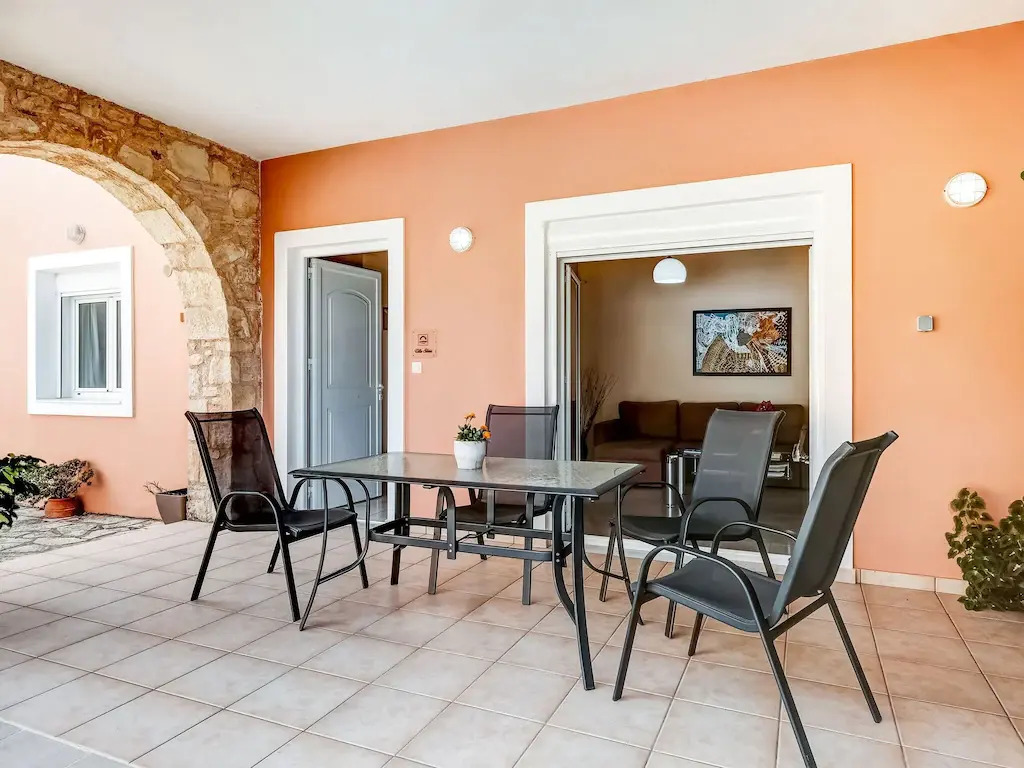 Villa in Kalamitsi near White Mountains
