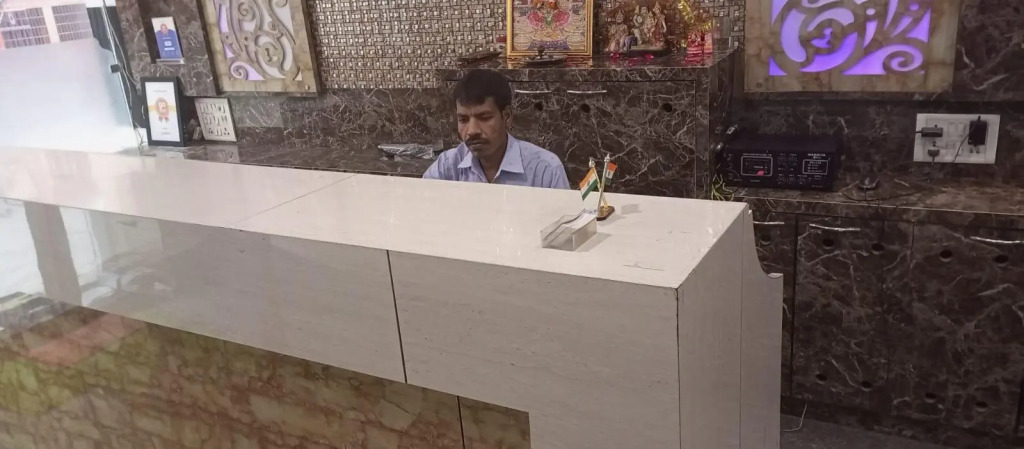 Hotel Red Stone - 3 Mins from Railway Station and 5 Mins from Metro