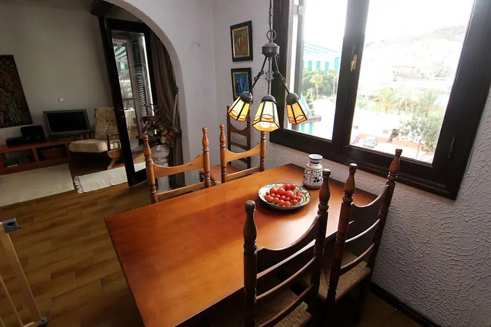 Lovely 2 bedroom house with private garden