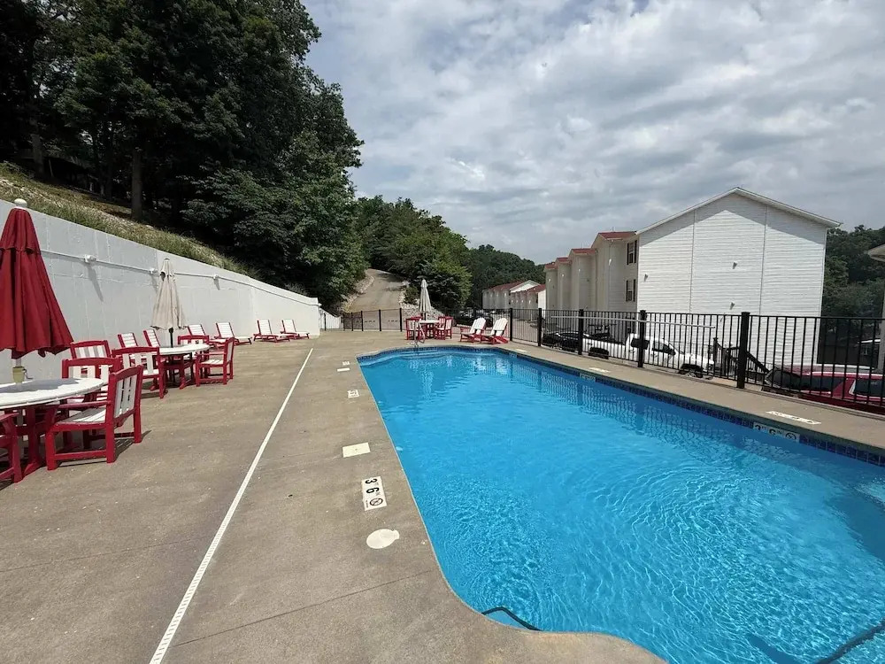 Latibe Retreat Lakefront Condo for 4 w/ Balcony & Pool Access