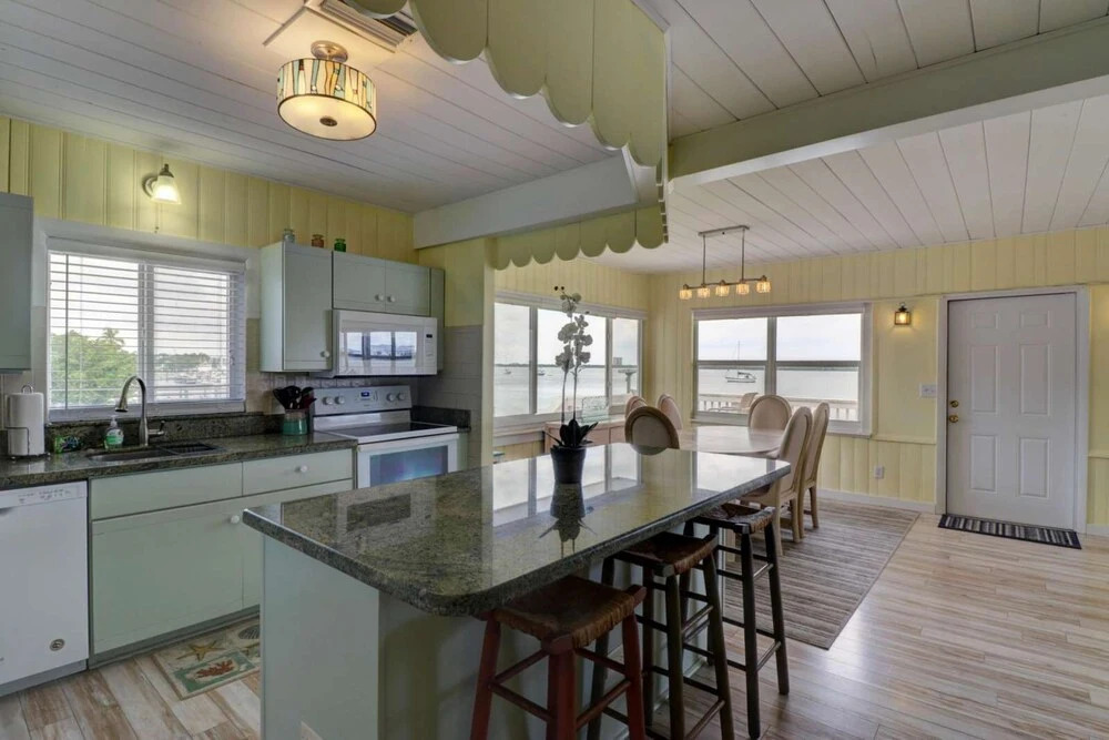 Bayside Bungalow 3 - Beautiful Bay Views