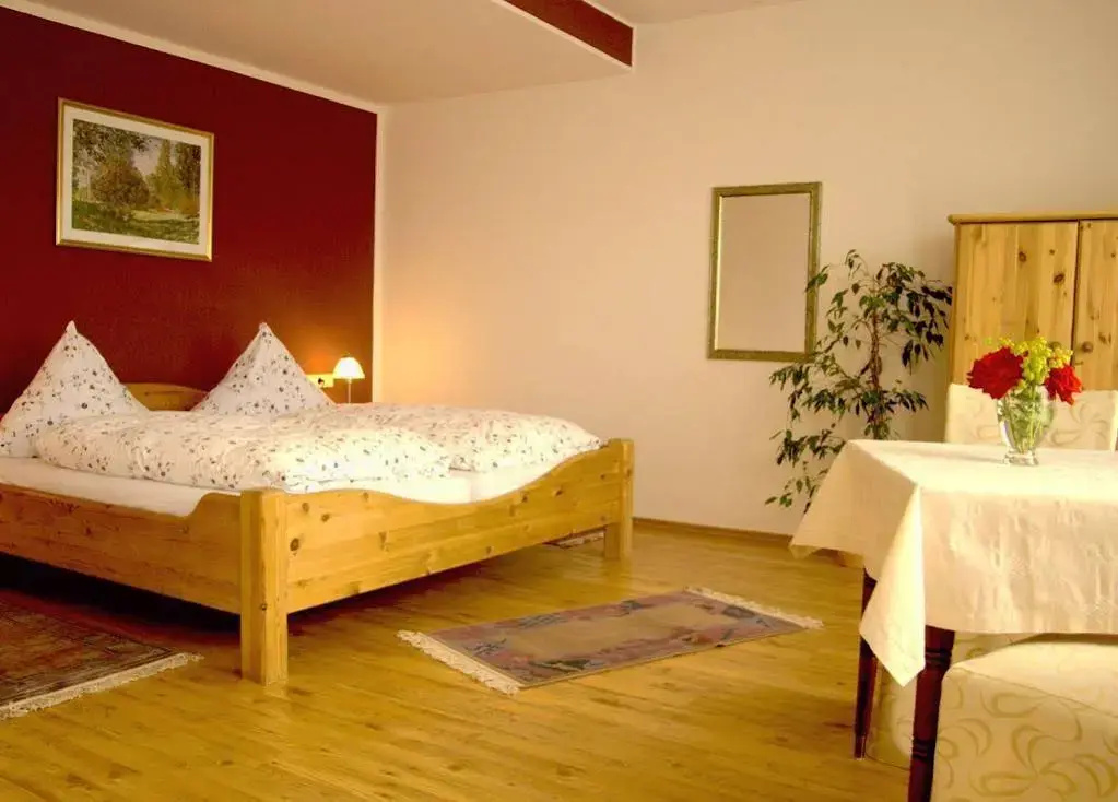 Landhaus vor Burg Eltz