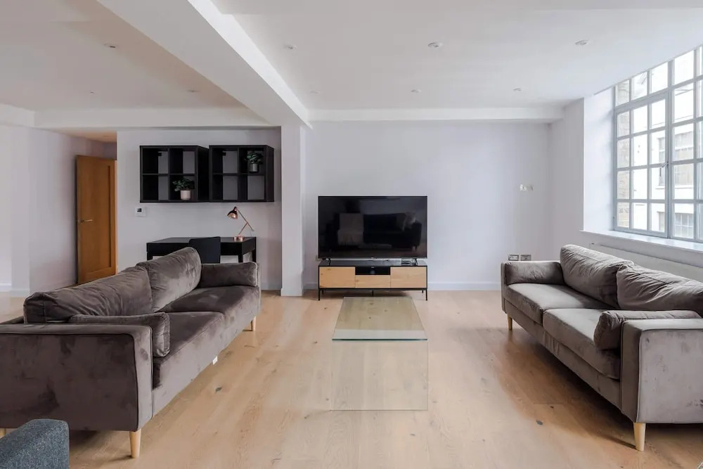 The Eyre Suite Two - Farringdon - by Frankie