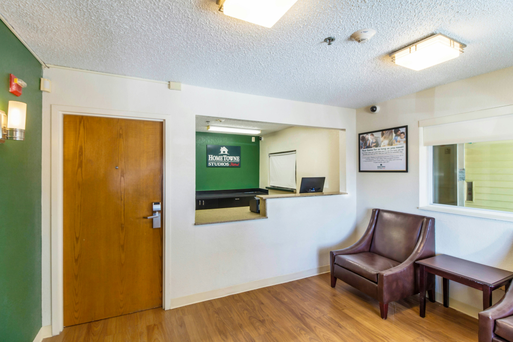 HomeTowne Studios by Red Roof Houston - West Oaks - Energy Corridor