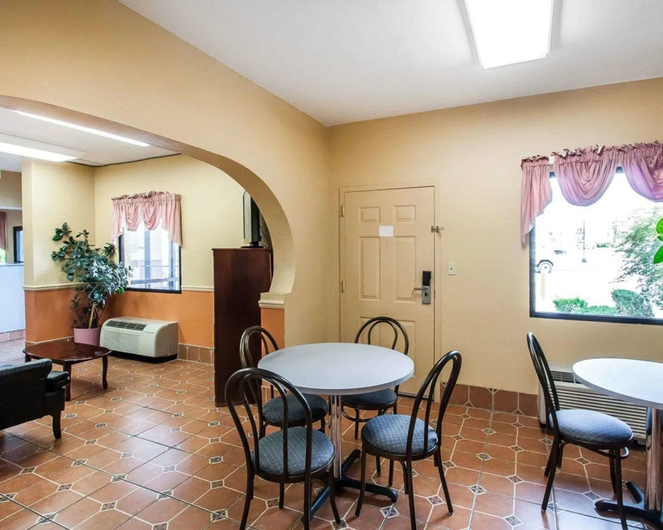 Econo Lodge Inn & Suites