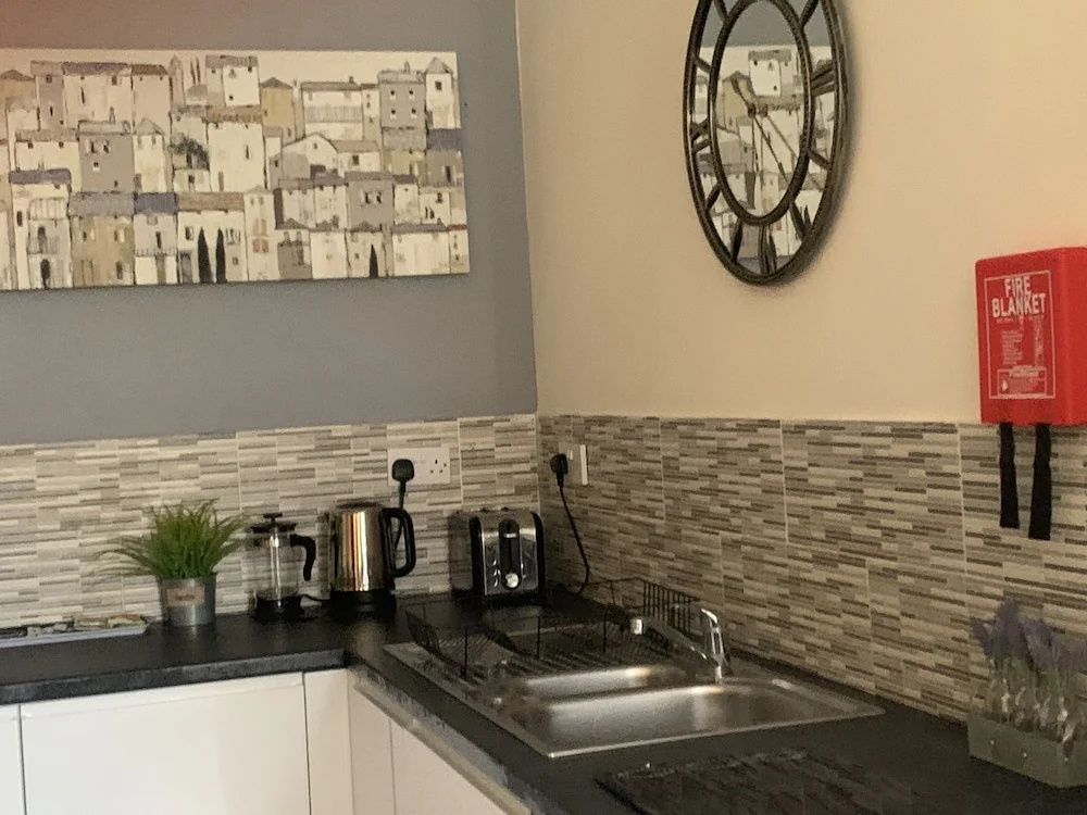 Absolute Stay in Sherwood-free Parking-east Midlands Airport-contractors-family
