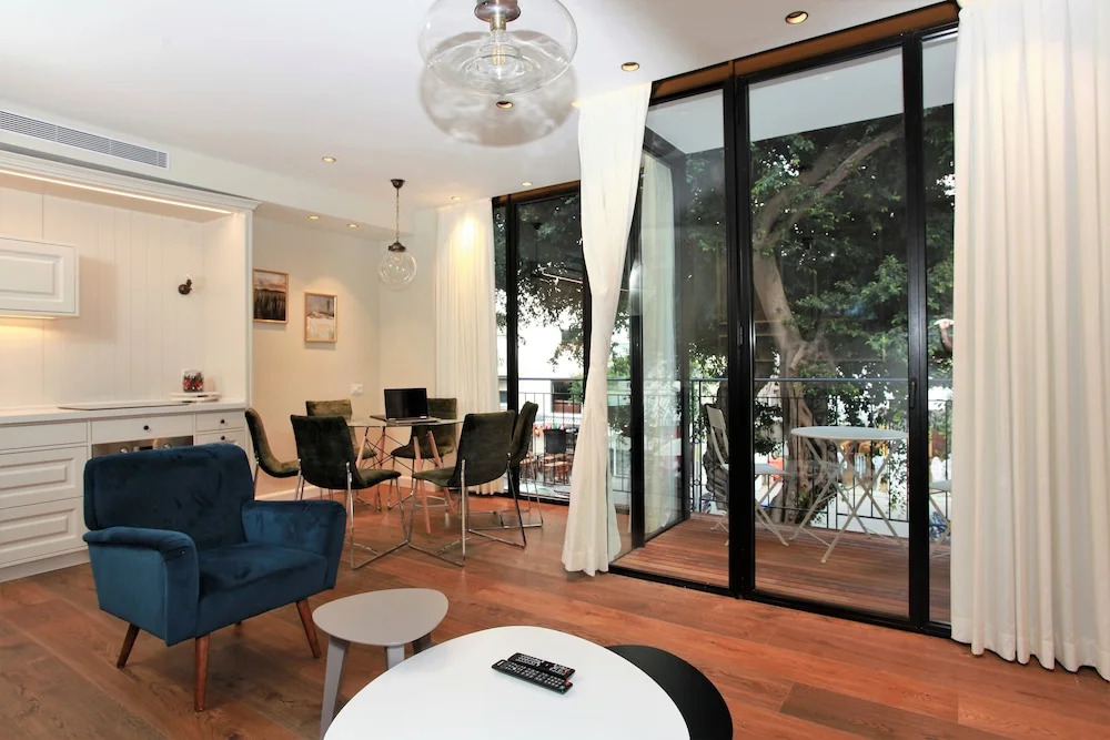 Diagonal-Stay Residency