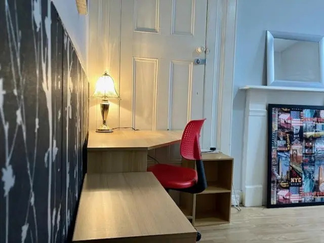House for 10-11. Close to City and Excel. Free Parking.