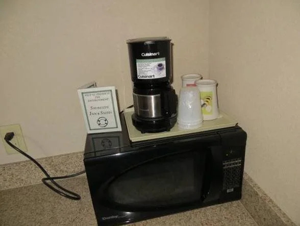 Shoreside Inn & Suites