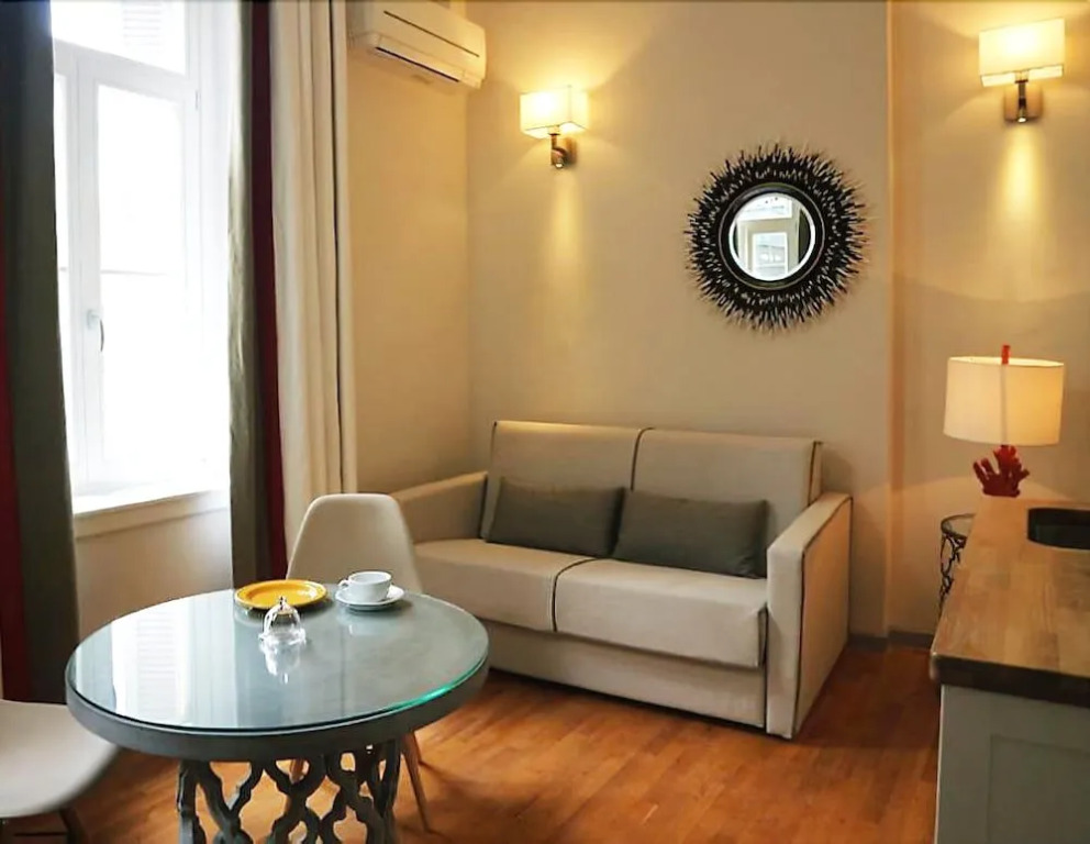 Acropolis TownHouseCo Suites