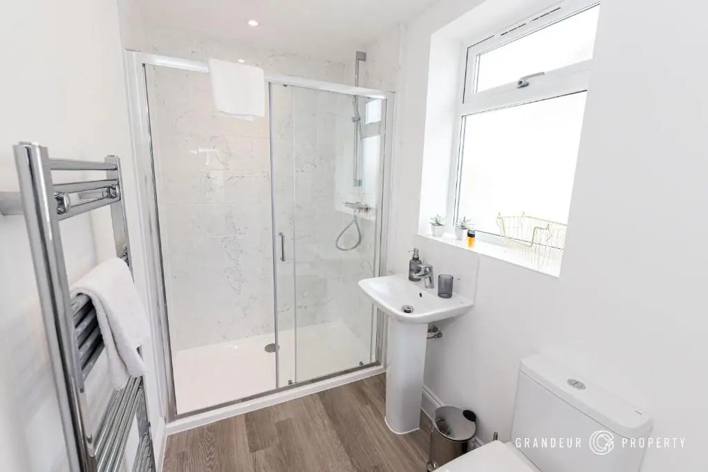 BOURNECOAST - STYLISH FLAT with SEA GLIMPSES - FM8406
