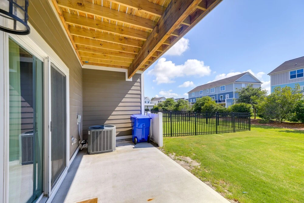 Beaufort Getaway w/ Pool Access, 2 Mi to Downtown!