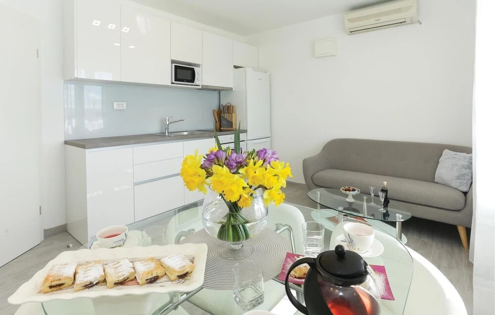 Amazing Home in Solin with WiFi, 1 Bedrooms & Hot Tub