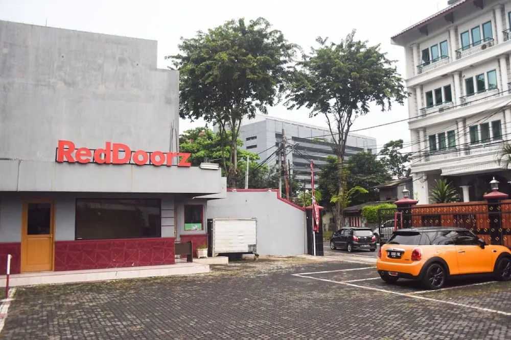 RedDoorz Plus near Taman Ismail Marzuki