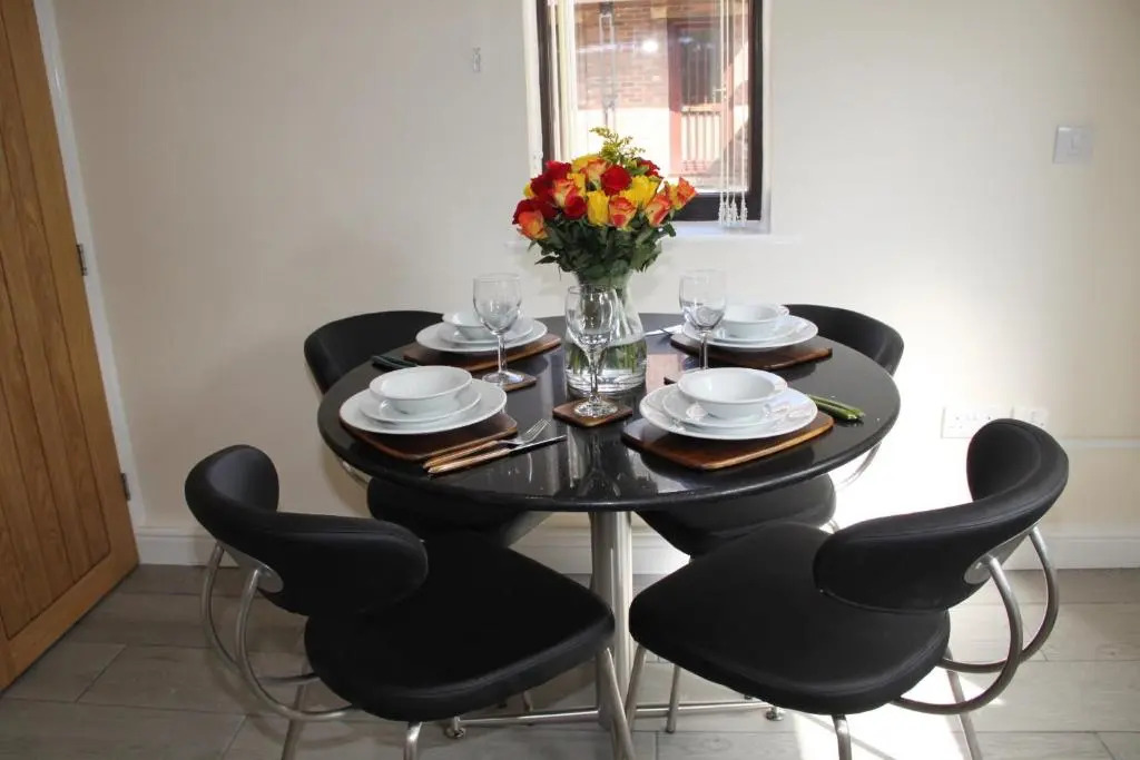 City Centre Town House with Riverside Views and Free Parking 1BAK