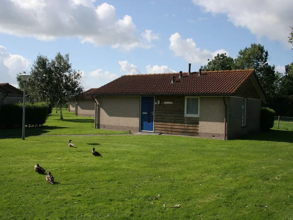 Detached Bungalow with Terrace near Small Beach