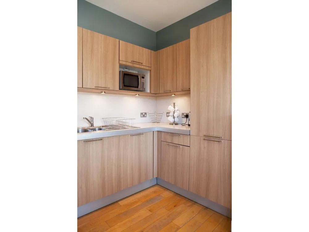 Spacious 2BR Central Glasgow Flat for 4