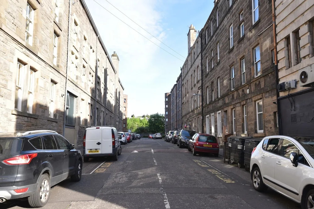 First - Caledonian House Apartment