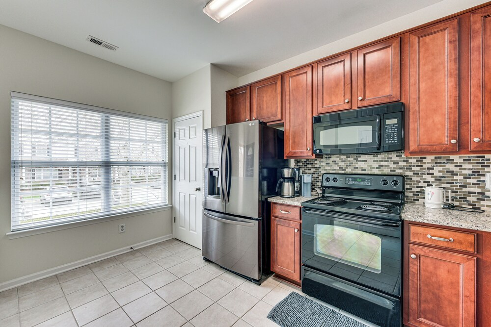 Dog-friendly Townhome w/ Patio in Charlotte Area!