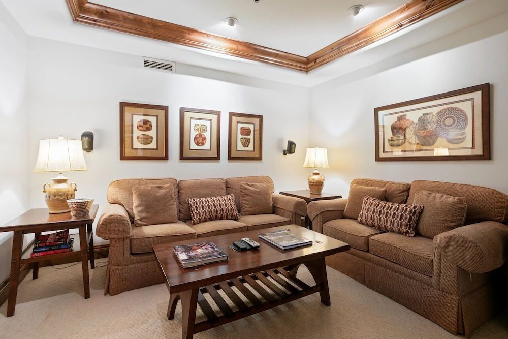 Grand Lodge - 3 Bedroom Deluxe #404 - Ski-in/out 3 Condo